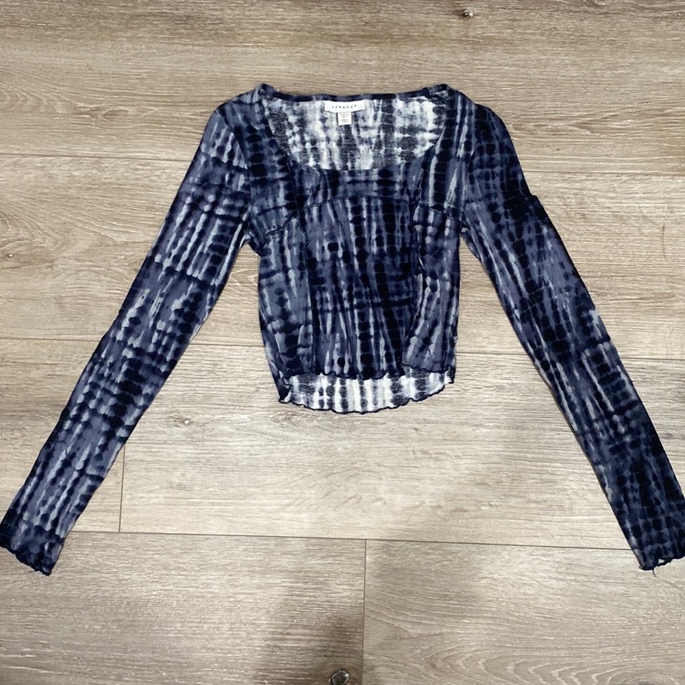 TOPSHOP women’s long sleeve shirt in great condition in size 2!